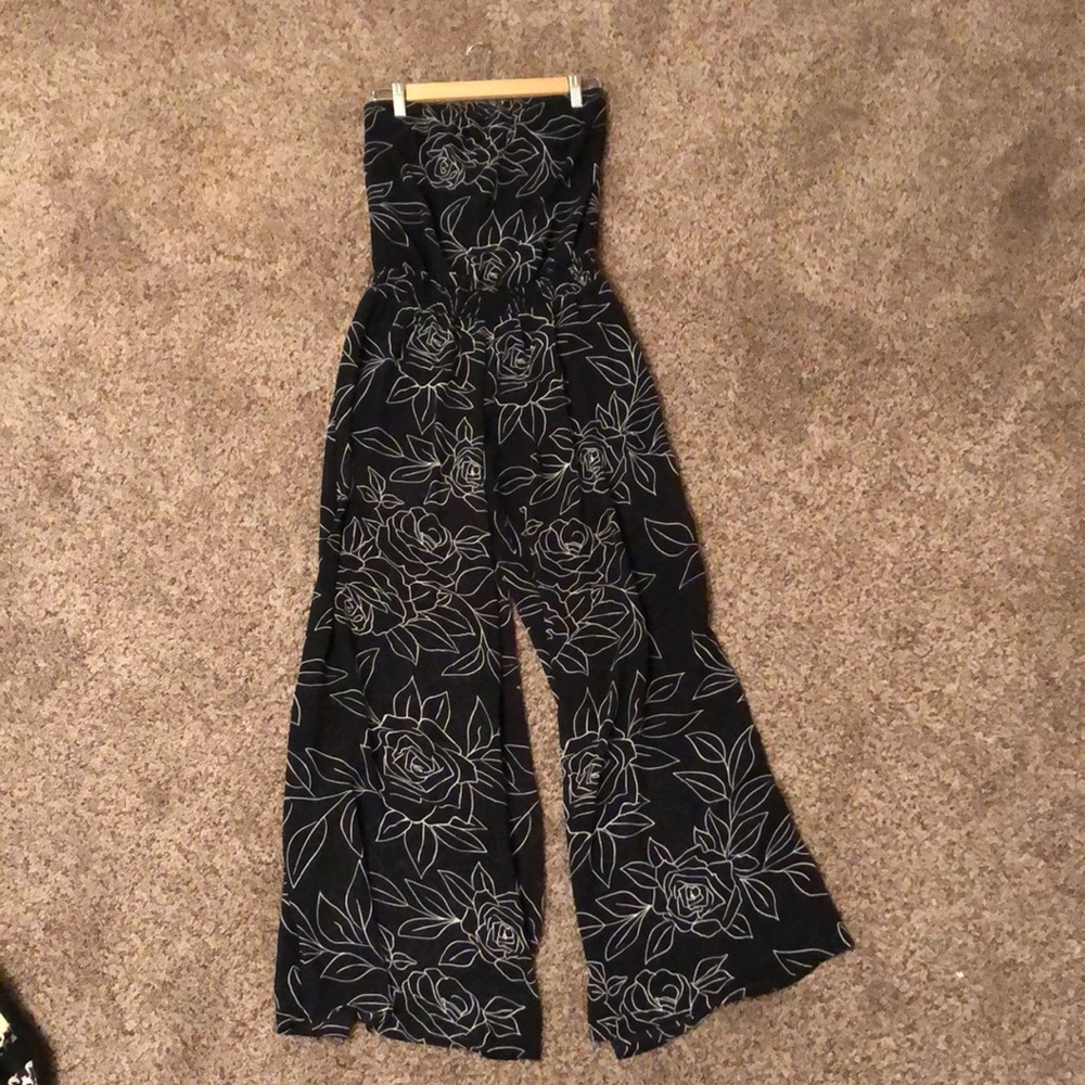 Flattering, strapless jumpsuit with floral print.